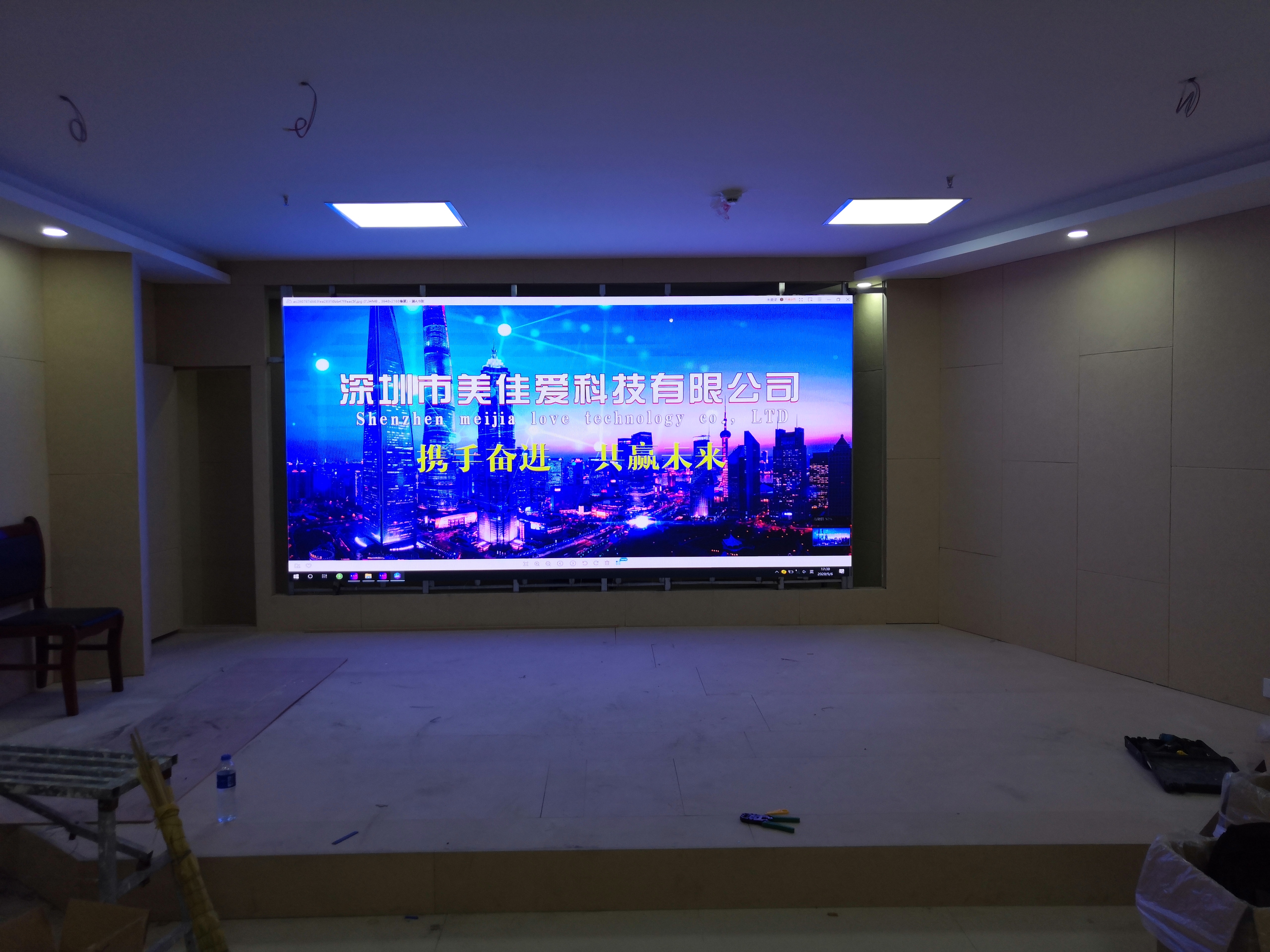 室内全彩P2.5LED显示屏-焊接壁挂支架-青海火车站