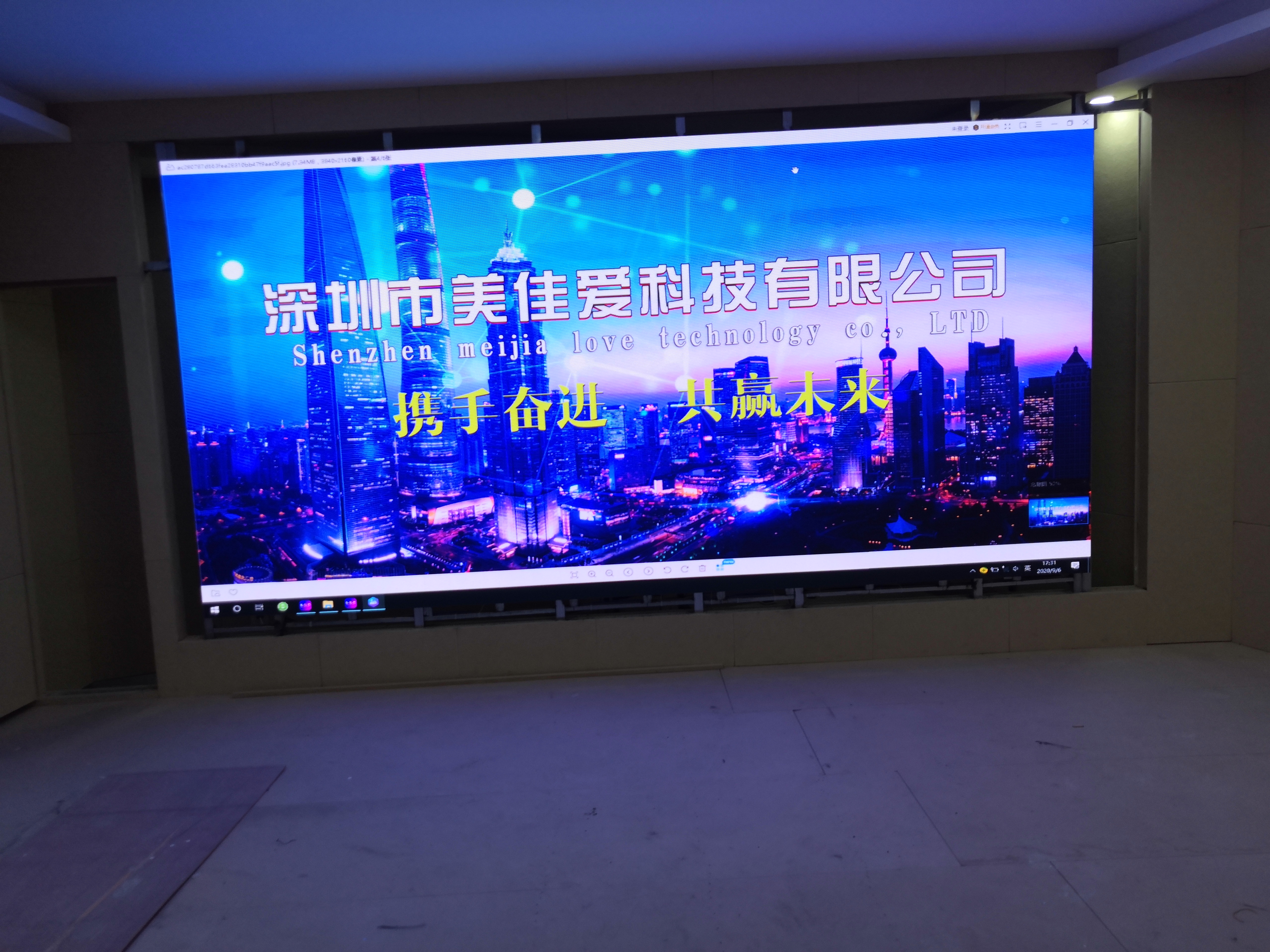 室内全彩P2.5LED显示屏-焊接壁挂支架-青海火车站