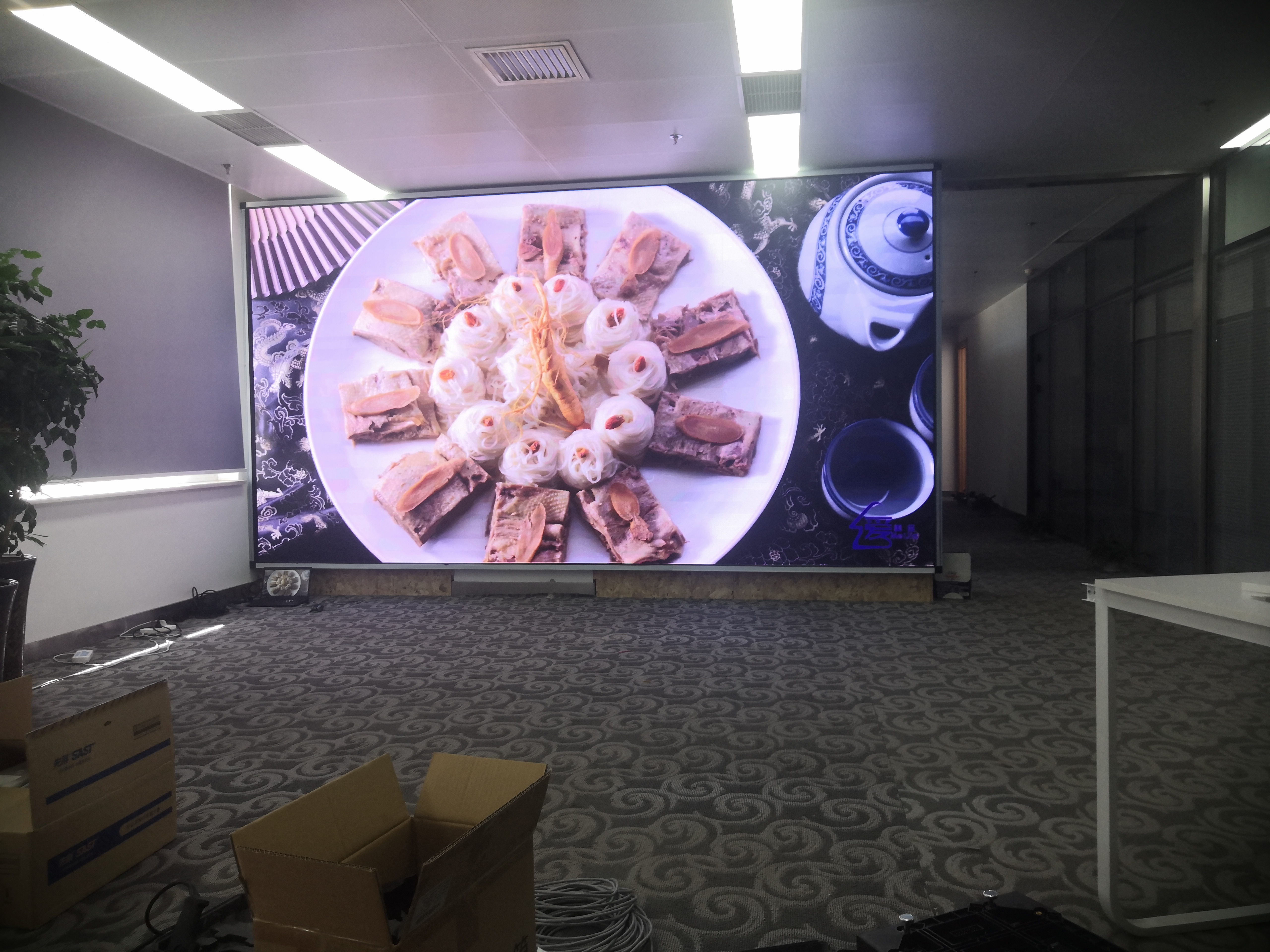 全彩P2.5LED显示屏-定制壁挂支架-内蒙古呼和浩特工业园