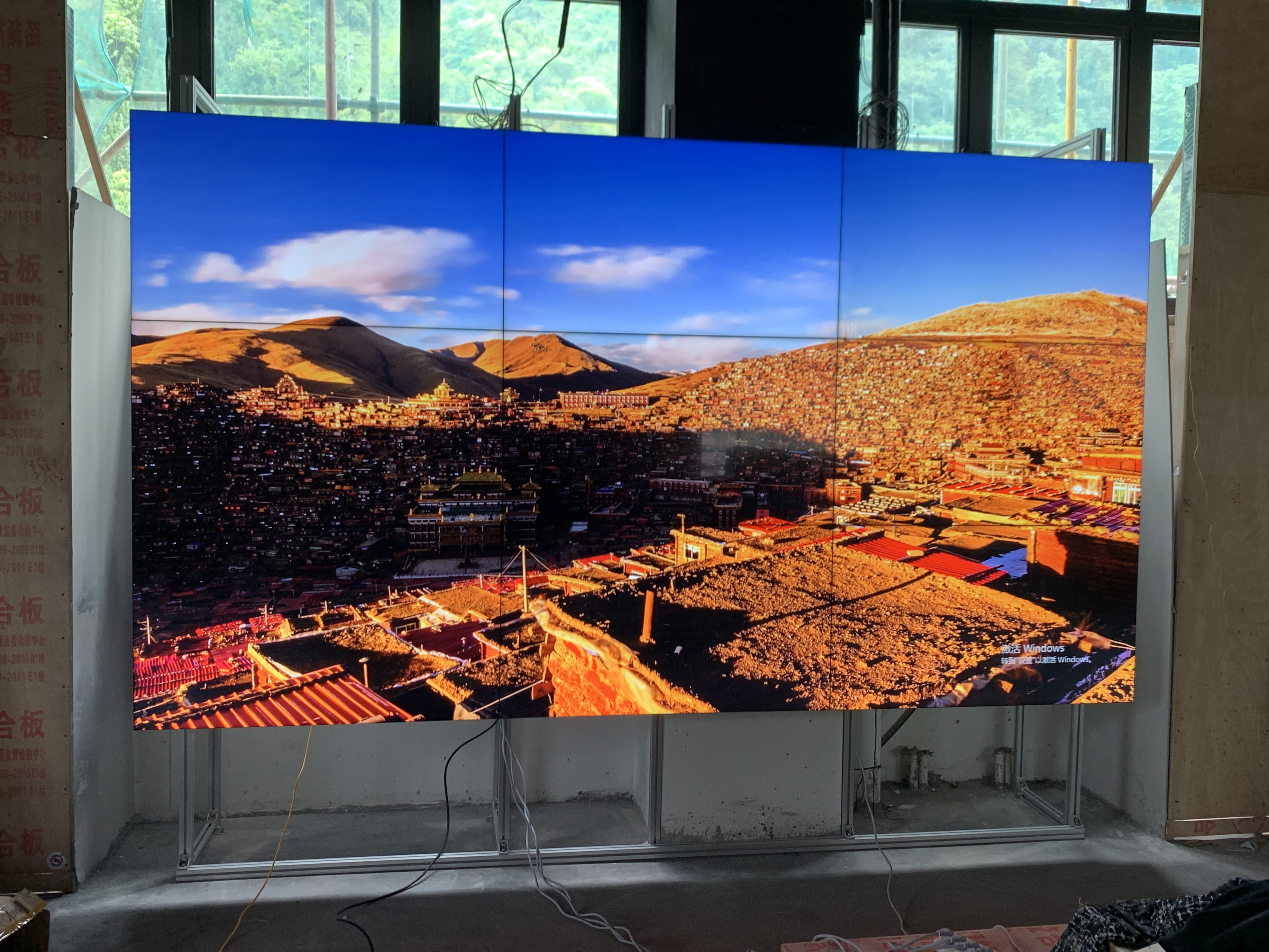 LG55寸1.8mm液晶拼接屏-落地支架-四川省绵竹