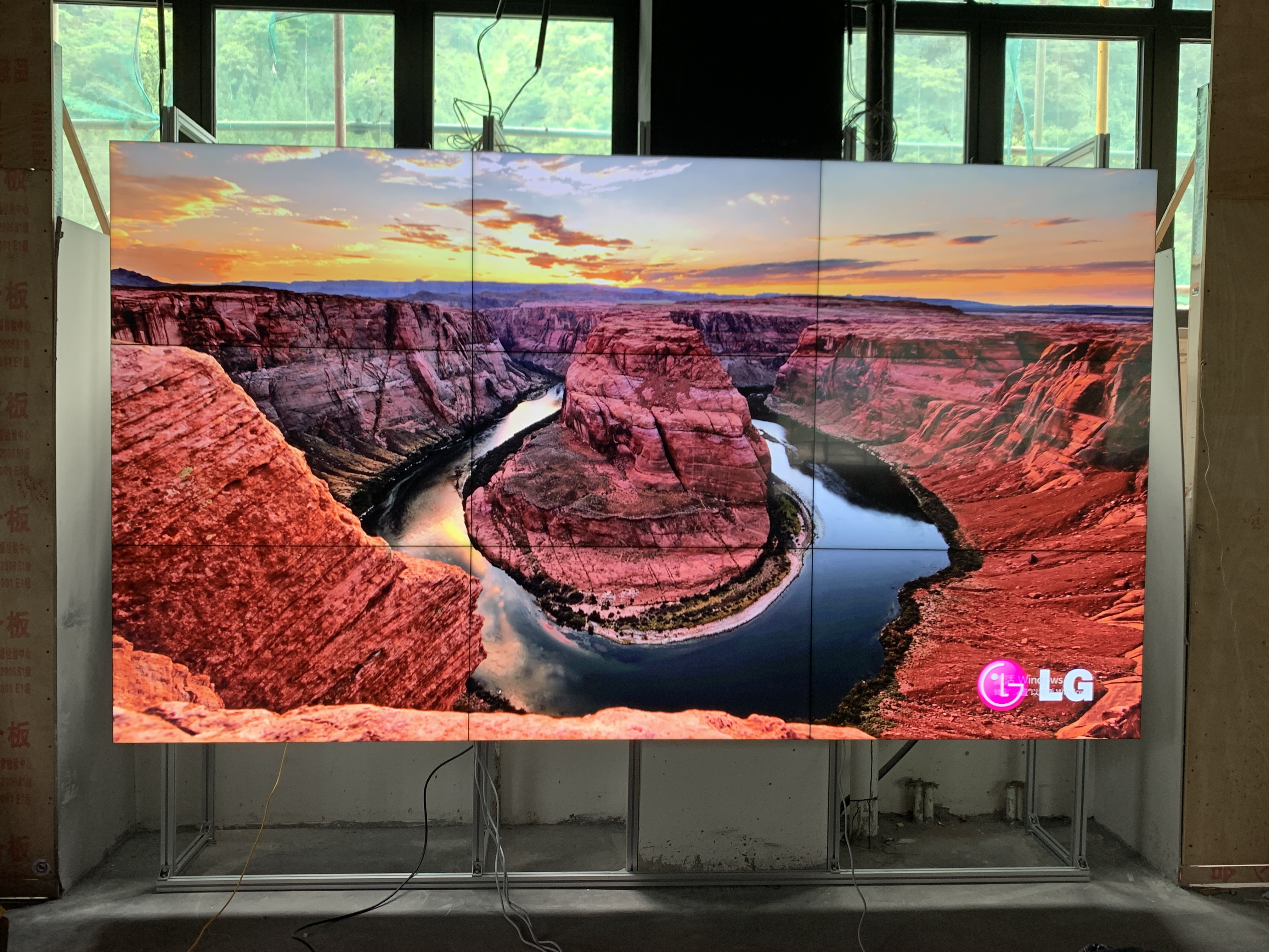 LG55寸1.8mm液晶拼接屏-落地支架-四川省绵竹