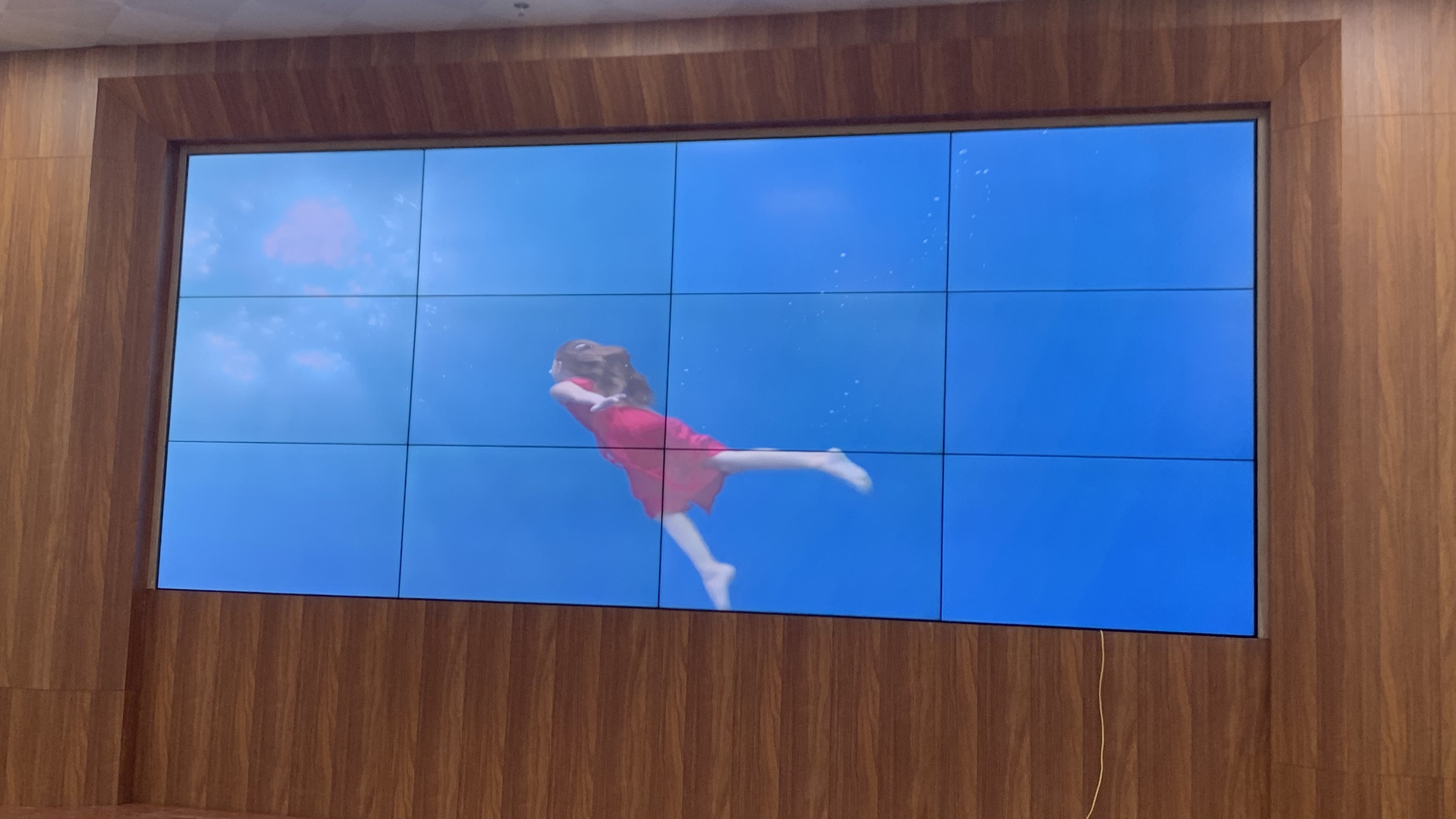 55寸3.5mm液晶拼接屏-前维护支架-广东省清远市清远技师学院