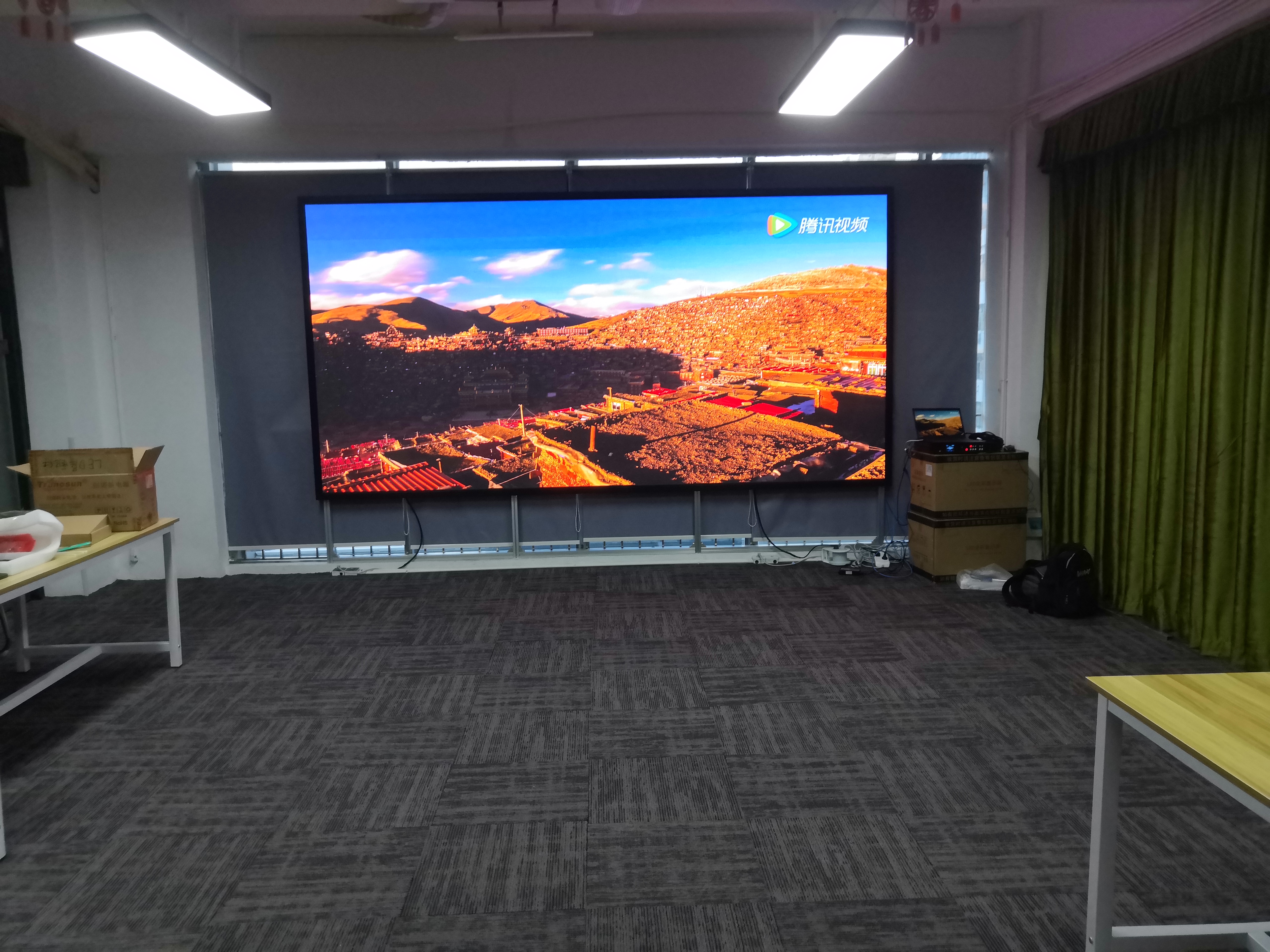 P2.5全彩LED显示屏-落地支架-深圳市宝安区新安街道众里创新社区